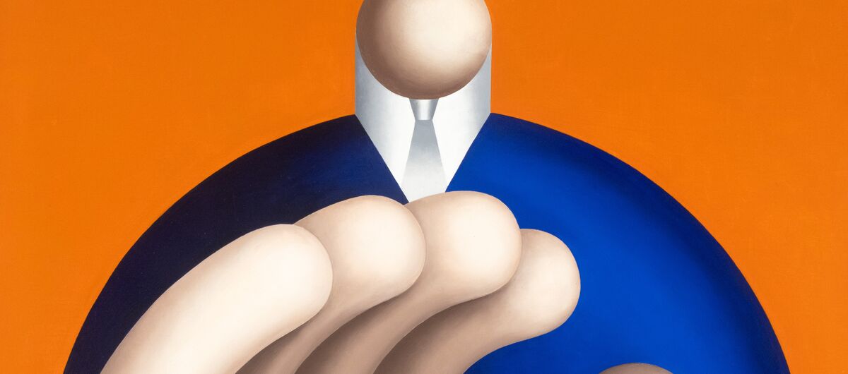 Stilisierte Figur mit kugelförmigem Kopf und großen, verschränkten Händen. Blauer Körper mit weißem Hemdkragen vor orangefarbenem Hintergrund.