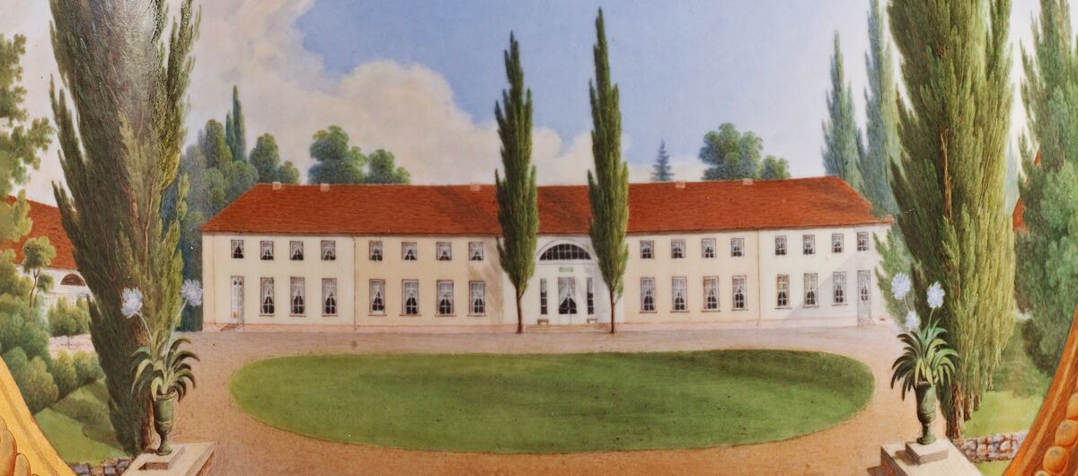 Gemälde des Schloss Paretz in freundlichen Farben, das nahezu fotoähnlich wirkt. Der Betrachtende scheint von einer Treppe auf den Hintereingang des Schlosses zu schauen. Rundherum stehen in einem Park vereinzelt hohe schmale Bäume.