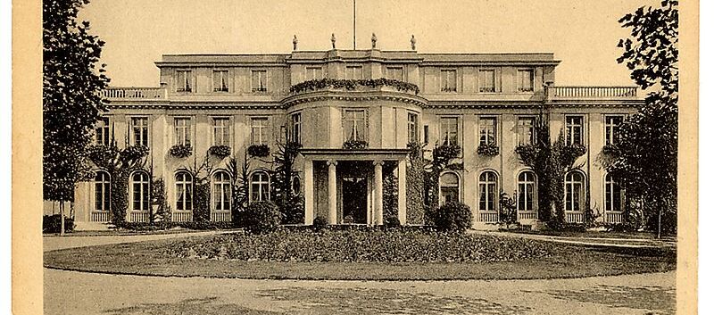 Historische Postkarte der Villa Marlier. Die Schwarz-Weiß Fotografie auf der Karte ist vergilbt und zeigt ein prunkvolles Gebäude in einem Park. Der Eingangsbereich ist ein runder Vorbau mit Säulen und einem Balkon. Das Dach bietet zwei Dachterrassen.