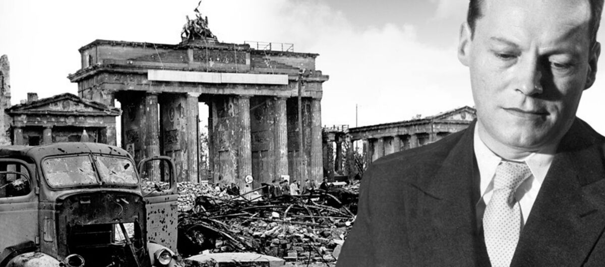 Schwarz-weiß Foto des Brandenburger Tors in Berlin, zerstört durch den Krieg. Davor ebenfalls ein Chaos der Zerstörung. In das Foto rechts eingefügt ein Portraitfoto des jungen Willy Brandts, der seinen ernsten Blick auf ein Blattpapier richtet.