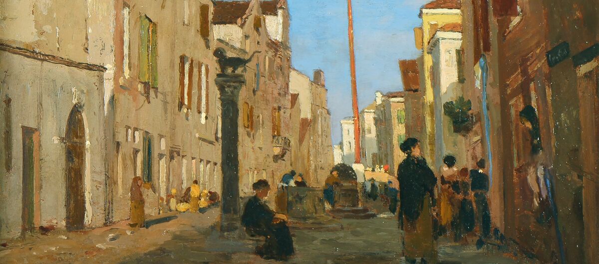 Ölgemälde einer Straßenszene. Die Straße ist aus Steinen und Erde. Menschen halten sich dort auf und Statuen sowie große Gefäße stehen mittig drauf. Rechts und links der Straße sind Häuserzüge in hellen Erdtönen zu sehen.