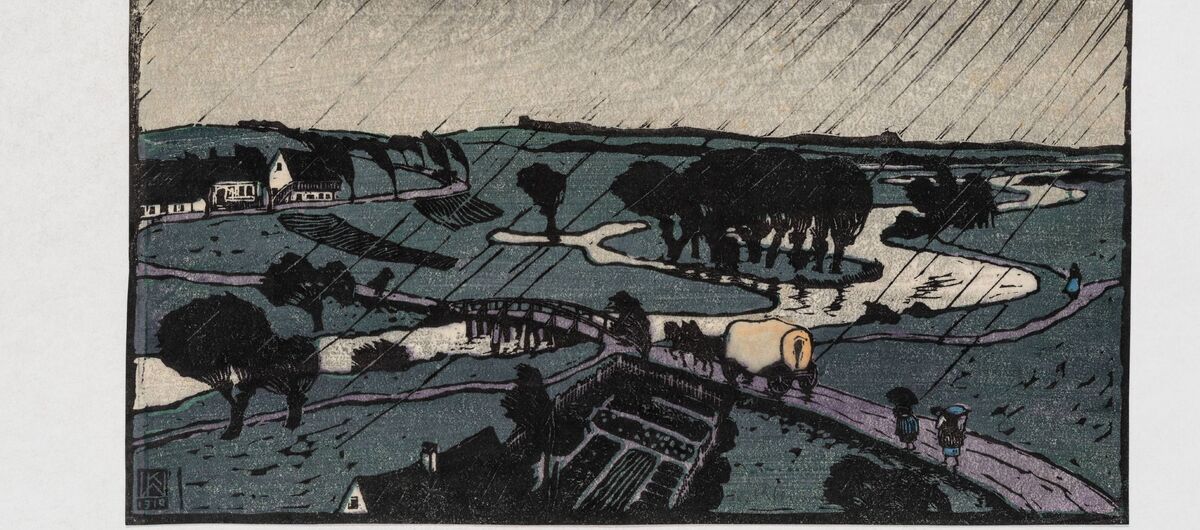 Abgebildet ist Walther Klemms Farbholzschnitt „Regenlandschaft“ aus dem Jahr 1910. Lange schwarze Striche stellen den Regen dar, der auf eine flache mit Flüssen durchzogene Landschaft fällt. Vereinzelt stehen Bäume und Häuser.