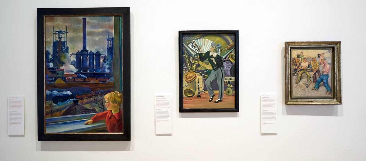 Foto einer weißen Ausstellungswand an der drei gerahmte Gemälde hängen. Von links nach rechts werden diese kleiner. Auf ihnen werden Alltagssituationen dargestellt, in denen Menschen im Mittelpunkt stehen.