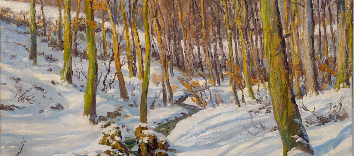 Gemälde einer Winterlandschaft. Zu sehen ist ein kleines Wäldchen mit dünneren kahlen Bäumen. Da durch schlängelt sich ein kleines Flüsschen. Der Boden ist mit Schnee bedeckt.
