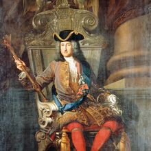 Gemälde eines Mannes mit schulterlangen grauen Haaren, der in prachtvoller Kleidung auf einem Thron sitzt. Er trägt einen Hut und hält in seiner rechten Hand ein Zepter. Seine Füße in schwarzen Schuhen stehen auf einem roten Samtkissen.