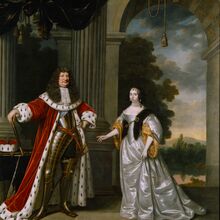 Gemälde eines Mannes und einer Frau. Er trägt einen roten Samtmantel, der am Saum mit weißem schwarz gepunktetem Fell abschließt. Sie trägt ein silber-goldenes Kleid. Links neben dem Mann liegt eine Krone aus dem Material des Mantels.