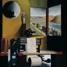 Gemälde einer Maschine, auf dem ein Affe sitzt, in einem Raum. Links oben im Bild schwebt eine schwarz-weiße Erdkugel daneben steht auf einem hohen Sockel eine kleine Statur. Durch zwei Fenster sieht man Fabrikgebäude zwischen Bahnschienen und Fluss.