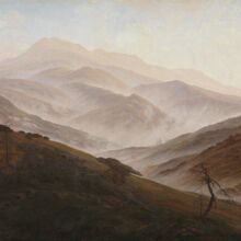 Gemälde von CASPAR DAVID FRIEDRICH. Es zeigt die Riesengebirgslandschaft, bestehend aus mehreren Hügeln im Vordergrund, die begrünt und mit einzelnen Bäumen bewachsen sind. Die hinteren Berge liegen in aufsteigendem Nebel verhüllt.