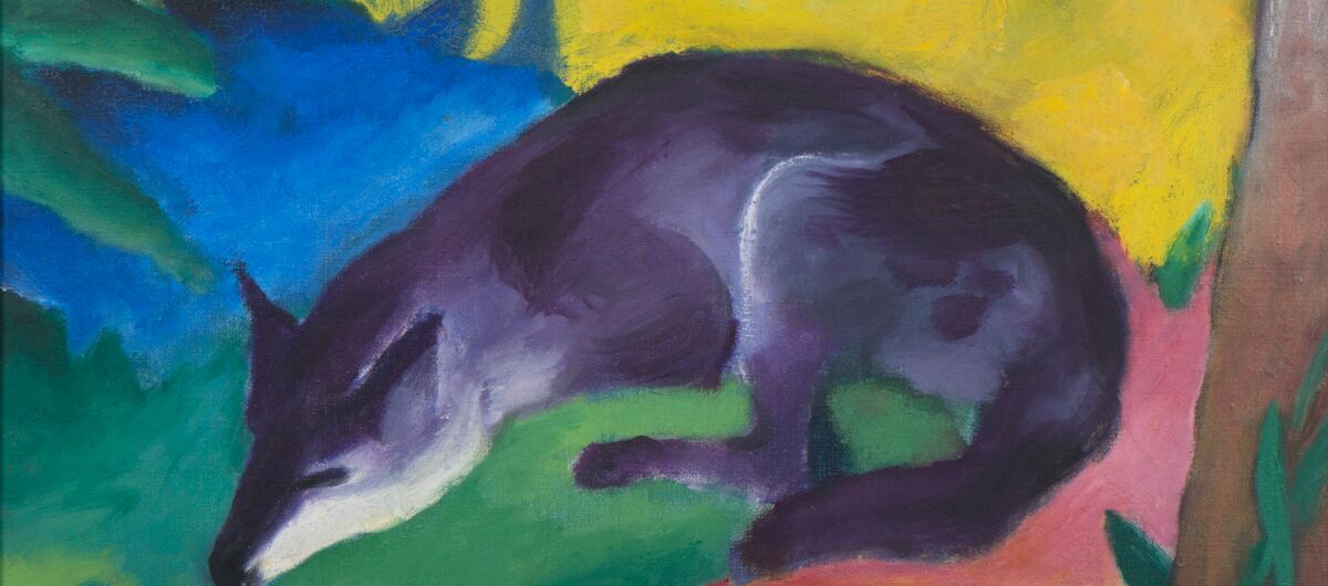 Abstraktes Gemälde, welches ein blaues, fuchsartiges Tier inmitten einer bunten Landschaft zeigt.