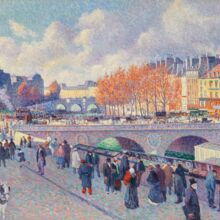 Gemälde von Maximilien Luce von 1900, welches eine Brücke über die den Fluss Seine zeigt. Es flanieren diverse Personen in zeitgemäßer Kleidung, Herren mit Zylinder, Damen in langen Kleidern und Haube, am Wasser entlang.