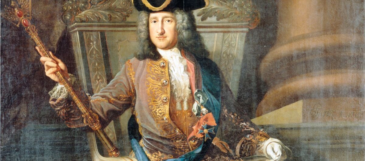 Gemälde eines Mannes mit schulterlangen grauen Haaren, der in prachtvoller Kleidung auf einem Thron sitzt. Er trägt einen Hut und hält in seiner rechten Hand ein Zepter. Seine Füße in schwarzen Schuhen stehen auf einem roten Samtkissen.