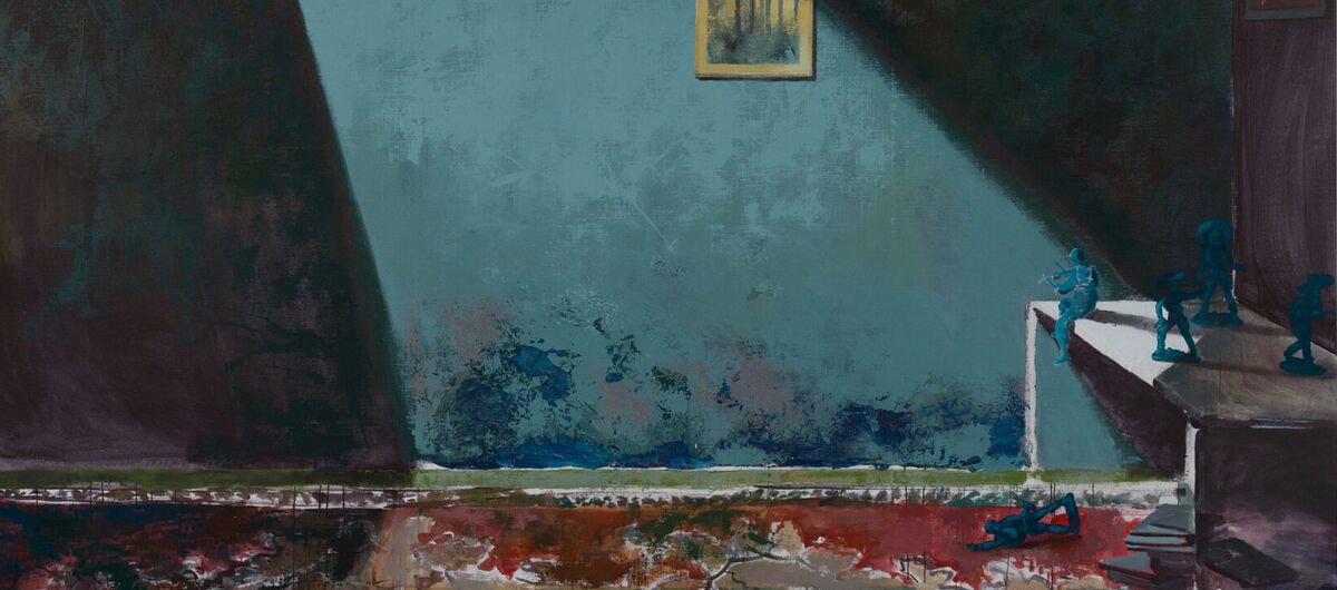 Gemälde eines Raumes, in den nur durch ein Fenster an der linken Decke schrägt nach rechts Licht fällt. Die Wand ist in Pertol-blau gestrichen. An ihr hängen auf der rechten Seite drei Bilder. Rechts in der Ecke steht ein flacher Tisch mit vier Skulpturen