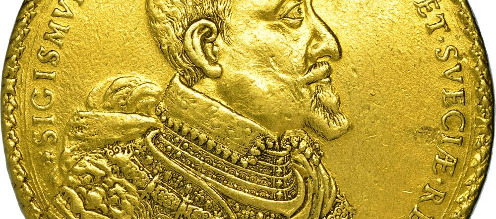 Foto einer goldschimmernden Münze. Abgebildet ist das Portrait eines Mannes mit prachtvoller Oberbekleidung. Es steht geschrieben: Sigismundus III D G Poloniae et Sueciae Rex.