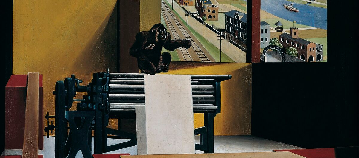 Gemälde einer Maschine, auf dem ein Affe sitzt, in einem Raum. Links oben im Bild schwebt eine schwarz-weiße Erdkugel daneben steht auf einem hohen Sockel eine kleine Statur. Durch zwei Fenster sieht man Fabrikgebäude zwischen Bahnschienen und Fluss.