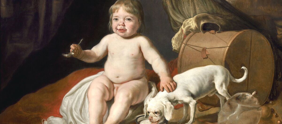 Gemälde eines nackten Kindes, das sitzend in der rechten Hand einen Löffel hält und mit der linken Hand einen kleinen Hund streichelt. Der Hund trinkt eine aus einer Schale.
