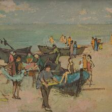 Farbiges Gemälde einer Strandszene. Vier kleine Fischerboote liegen auf dem und am Strand. Männer Laden die Boote aus. Frauen verarbeiten zwischen den Booten an einem Tisch den Fisch. Weitere Menschen baden im Meer und sitzen am Strand.