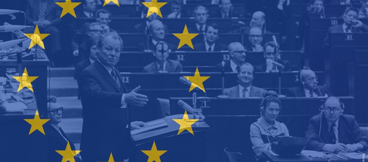 Blau eingefärbtes Bild aus dem Bundestag. Willy Brandt am Rednerpult, Politiker*innen sitzen in Reihen hinter ihm. Das Bild wird von einer Europaflagge überdeckt, welche transparent darüber gelegt ist,