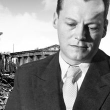 Schwarz-weiß Foto des Brandenburger Tors in Berlin, zerstört durch den Krieg. Davor ebenfalls ein Chaos der Zerstörung. In das Foto rechts eingefügt ein Portraitfoto des jungen Willy Brandts, der seinen ernsten Blick auf ein Blattpapier richtet.