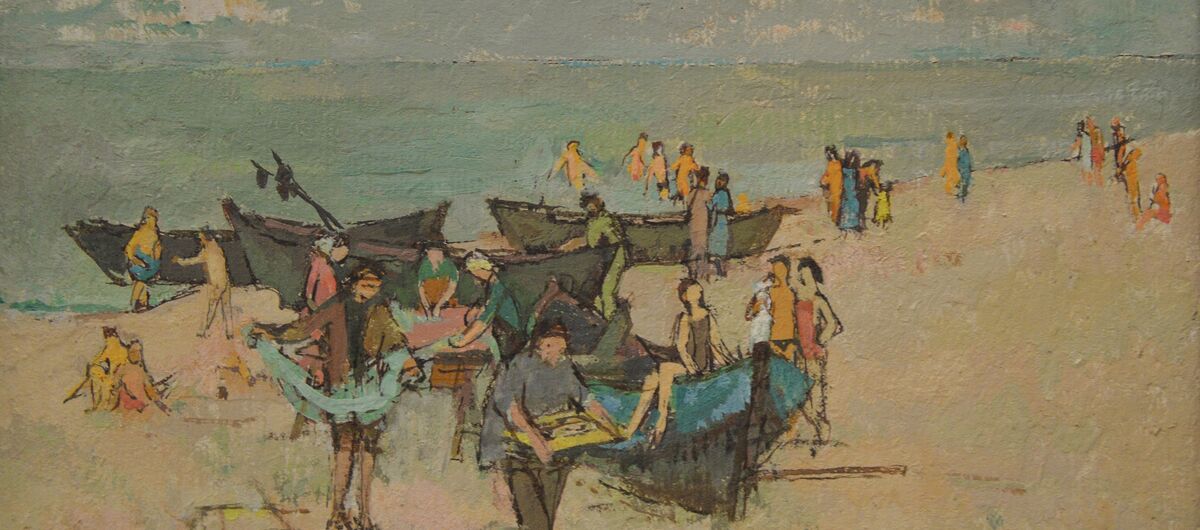 Farbiges Gemälde einer Strandszene. Vier kleine Fischerboote liegen auf dem und am Strand. Männer Laden die Boote aus. Frauen verarbeiten zwischen den Booten an einem Tisch den Fisch. Weitere Menschen baden im Meer und sitzen am Strand.