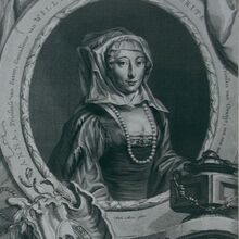 Schwarz-weißes Bild der Anna von Sachsen, die über ihr tiefes Dekolleté eine große Perlenkette trägt. Ihre Haare sind unter einem Tuch. Um ihr Portrait ist ein runder Rahmen mit Inschrift. Links davor ist ein floral eingerahmtes Wappen.