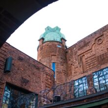 Blick aus der Böttcherstraße auf den Turm des Paula Modersohn-Becker Museums. Der Turm und das Gebäude sind aus rotem Backstein, die Kuppel aus türkisangelaufenen Kupfer.