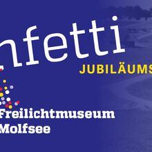 Kollage bestehend aus dem Schriftzug "Staub & Konfetti Jubiläumsjahr 2025 60 Jahre Freilichtmuseum Molfsee" auf dunkelblauem Hintergrund, das in ein schwarz-weiß Foto des Freilichtmuseums über geht.